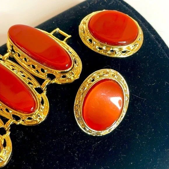 Vintage Red Lucite Panel Bracelet and Matching Clip Earrings Jewelry Set - Picture 3 of 10